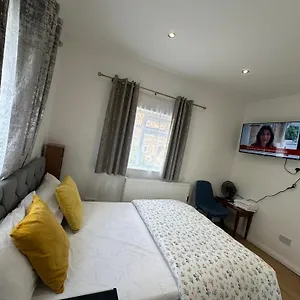 Luxury Ensuite 2nd Flat With Great Views In Keedonwood Road With Fully Own Bathroom Newly Added And Private Kitchenette Bromley